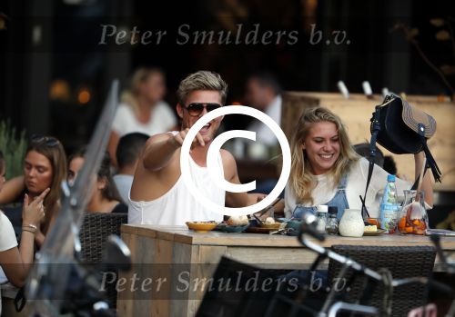 Amsterdam 12 september 2016 
Tim Douwsma en zijn vriendin Jessie Jazz Vuijk op terras en op de scooter