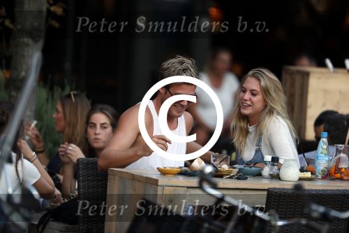 Amsterdam 12 september 2016 
Tim Douwsma en zijn vriendin Jessie Jazz Vuijk op terras en op de scooter