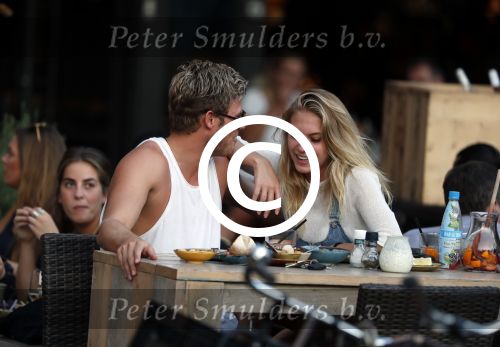 Amsterdam 12 september 2016 
Tim Douwsma en zijn vriendin Jessie Jazz Vuijk op terras en op de scooter