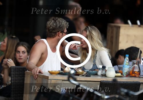 Amsterdam 12 september 2016 
Tim Douwsma en zijn vriendin Jessie Jazz Vuijk op terras en op de scooter