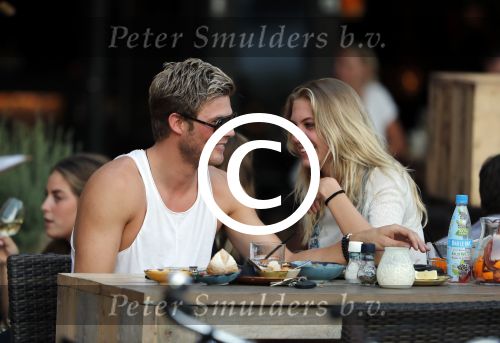 Amsterdam 12 september 2016 
Tim Douwsma en zijn vriendin Jessie Jazz Vuijk op terras en op de scooter