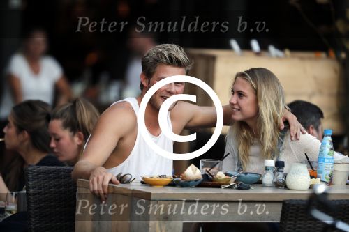 Amsterdam 12 september 2016 
Tim Douwsma en zijn vriendin Jessie Jazz Vuijk op terras en op de scooter