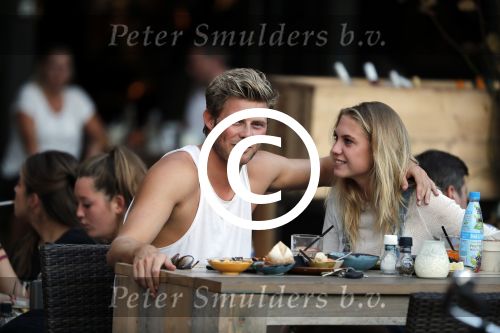 Amsterdam 12 september 2016 
Tim Douwsma en zijn vriendin Jessie Jazz Vuijk op terras en op de scooter