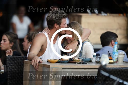 Amsterdam 12 september 2016 
Tim Douwsma en zijn vriendin Jessie Jazz Vuijk op terras en op de scooter