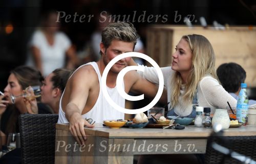 Amsterdam 12 september 2016 
Tim Douwsma en zijn vriendin Jessie Jazz Vuijk op terras en op de scooter