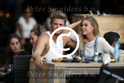 Amsterdam 12 september 2016 
Tim Douwsma en zijn vriendin Jessie Jazz Vuijk op terras en op de scooter