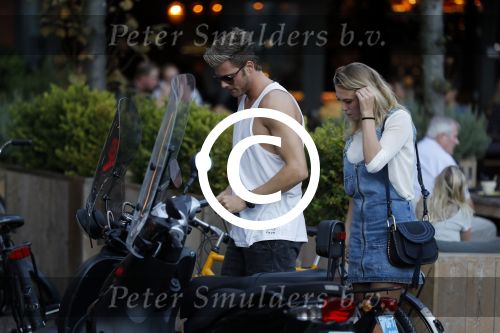 Amsterdam 12 september 2016 
Tim Douwsma en zijn vriendin Jessie Jazz Vuijk op terras en op de scooter