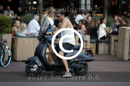 Amsterdam 12 september 2016 
Tim Douwsma en zijn vriendin Jessie Jazz Vuijk op terras en op de scooter