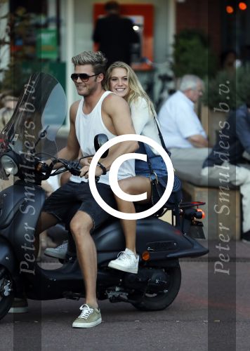 Amsterdam 12 september 2016 
Tim Douwsma en zijn vriendin Jessie Jazz Vuijk op terras en op de scooter