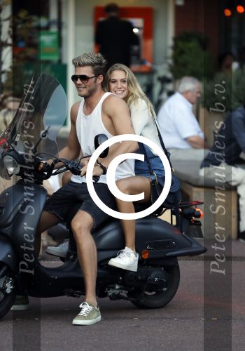 Amsterdam 12 september 2016 
Tim Douwsma en zijn vriendin Jessie Jazz Vuijk op terras en op de scooter