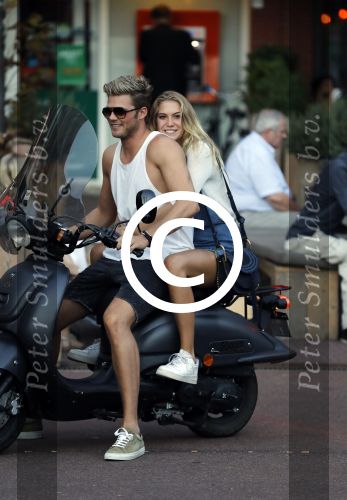 Amsterdam 12 september 2016 
Tim Douwsma en zijn vriendin Jessie Jazz Vuijk op terras en op de scooter