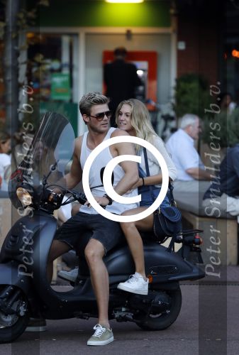 Amsterdam 12 september 2016 
Tim Douwsma en zijn vriendin Jessie Jazz Vuijk op terras en op de scooter