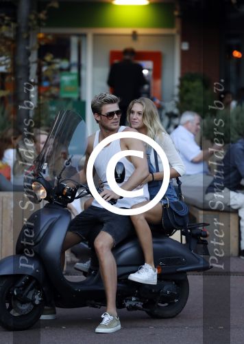 Amsterdam 12 september 2016 
Tim Douwsma en zijn vriendin Jessie Jazz Vuijk op terras en op de scooter