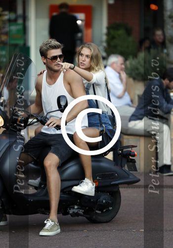 Amsterdam 12 september 2016 
Tim Douwsma en zijn vriendin Jessie Jazz Vuijk op terras en op de scooter