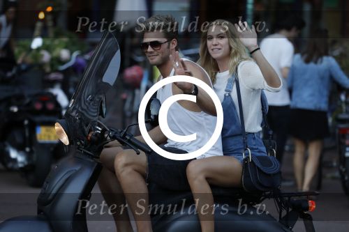 Amsterdam 12 september 2016 
Tim Douwsma en zijn vriendin Jessie Jazz Vuijk op terras en op de scooter