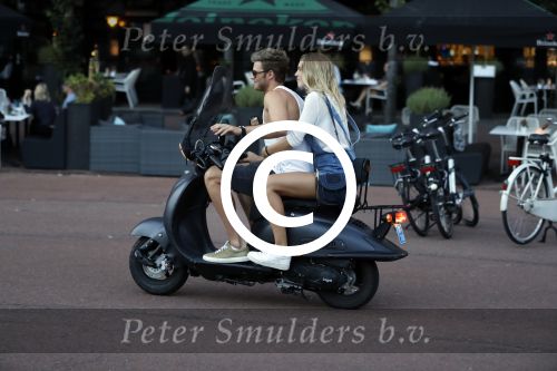 Amsterdam 12 september 2016 
Tim Douwsma en zijn vriendin Jessie Jazz Vuijk op terras en op de scooter