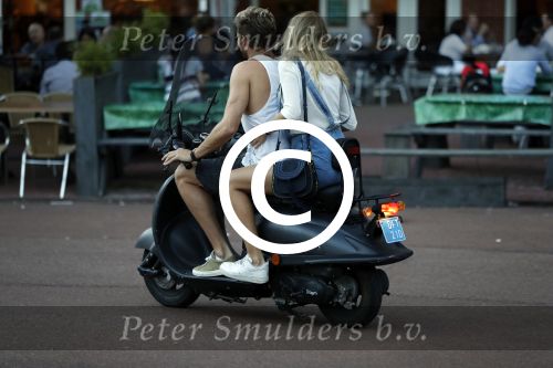 Amsterdam 12 september 2016 
Tim Douwsma en zijn vriendin Jessie Jazz Vuijk op terras en op de scooter