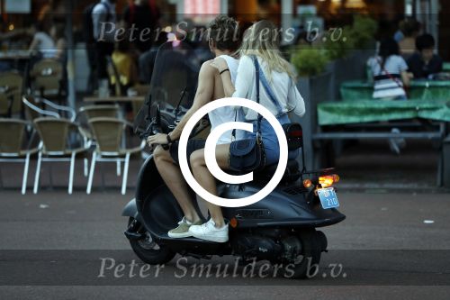 Amsterdam 12 september 2016 
Tim Douwsma en zijn vriendin Jessie Jazz Vuijk op terras en op de scooter
