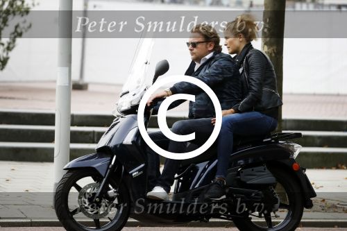 Amsterdam 17 september 2016
Wesly Bronkhorst met zijn vriendin Renee Gunning op de scooter