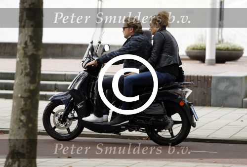 Amsterdam 17 september 2016
Wesly Bronkhorst met zijn vriendin Renee Gunning op de scooter
