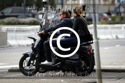 Amsterdam 17 september 2016
Wesly Bronkhorst met zijn vriendin Renee Gunning op de scooter