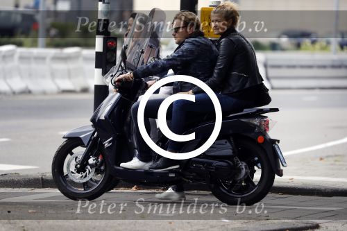 Amsterdam 17 september 2016
Wesly Bronkhorst met zijn vriendin Renee Gunning op de scooter