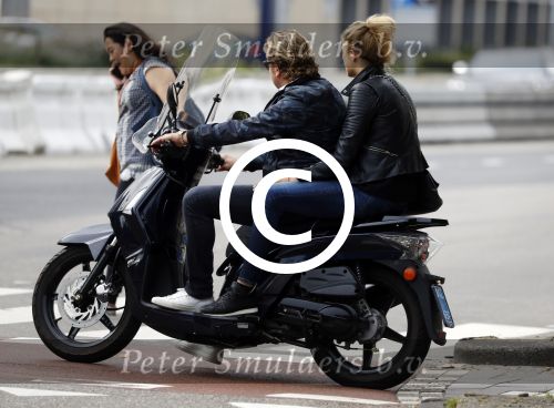 Amsterdam 17 september 2016
Wesly Bronkhorst met zijn vriendin Renee Gunning op de scooter