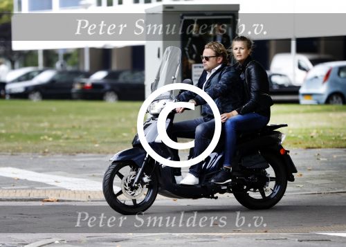 Amsterdam 17 september 2016
Wesly Bronkhorst met zijn vriendin Renee Gunning op de scooter