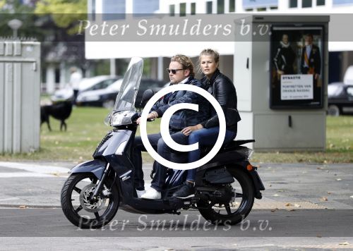 Amsterdam 17 september 2016
Wesly Bronkhorst met zijn vriendin Renee Gunning op de scooter