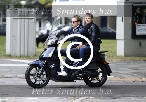 Amsterdam 17 september 2016
Wesly Bronkhorst met zijn vriendin Renee Gunning op de scooter