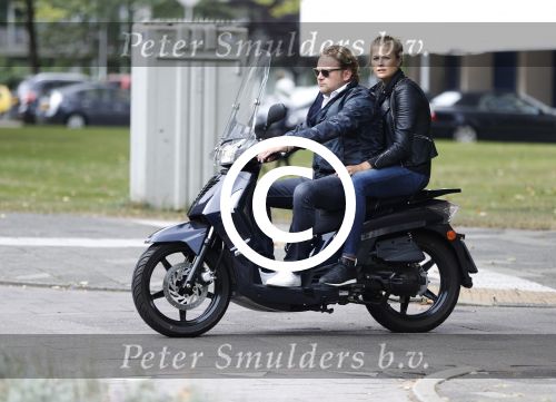 Amsterdam 17 september 2016
Wesly Bronkhorst met zijn vriendin Renee Gunning op de scooter