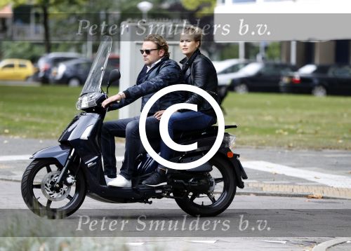 Amsterdam 17 september 2016
Wesly Bronkhorst met zijn vriendin Renee Gunning op de scooter