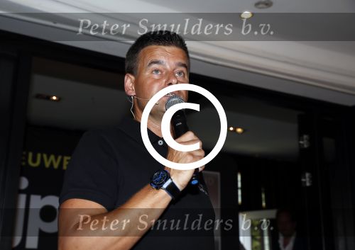 Rotterdam 14 september 2016
Boekpresentatie boek Rene v Gijp geschreven door Michiel v Egmond bij the harbour club. Zijn zoons Bicky en Sanny kregen de eerste exemplaren. Wilfred Genee
