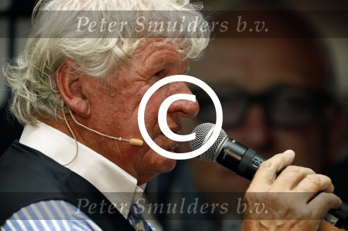 Rotterdam 14 september 2016
Boekpresentatie boek Rene v Gijp geschreven door Michiel v Egmond bij the harbour club. Zijn zoons Bicky en Sanny kregen de eerste exemplaren. Willibrord Frequin met vriendin