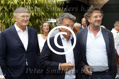 Naarden Vesting 6 september 2016
Presentatei boek DOEN van Jan des Bouvrie bij het arsenaal.
Monique en zoon Jan zijn ook aanwezig. Joop v d Ende Yves Gijraths en Herman Heinsbroek