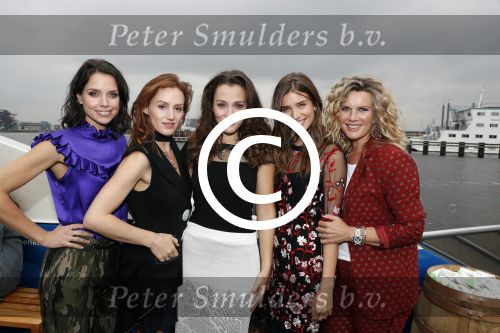 Amsterdam 28 september 2017
Castpresentaie van de Spa ( net 5 serie). De cast bestaat uit Annette Barlo Mattijn Hartemink Eva Marie v d Waal Rein v DuivenbodenDavy Eduard King Juvat Westendorp Beau Schneider Lara Leijs Nzinga Sordam en Eva Bartels.