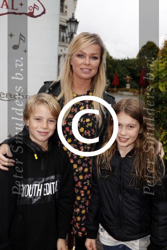 Kaatsheuvel 30 september 2017
Premiere musical in de efteling geschreven door Paul v Loon en Prinses Laurentien. Bridget Maasland met zoon Mees en een vriendinnetje