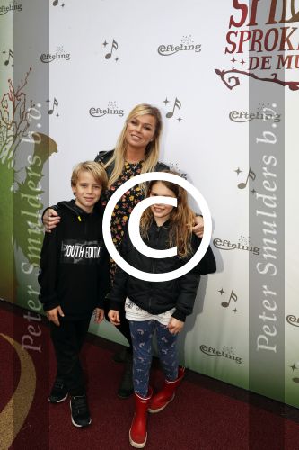 Kaatsheuvel 30 september 2017
Premiere musical in de efteling geschreven door Paul v Loon en Prinses Laurentien. Bridget Maasland met zoon Mees en een vriendinnetje