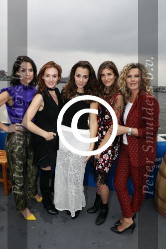 Amsterdam 28 september 2017
Castpresentaie van de Spa ( net 5 serie). De cast bestaat uit Annette Barlo Mattijn Hartemink Eva Marie v d Waal Rein v DuivenbodenDavy Eduard King Juvat Westendorp Beau Schneider Lara Leijs Nzinga Sordam en Eva Bartels.