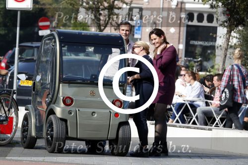 Amsterdam 27 september 2017 
Connie Witteman laat aan mensen haar gepimpte Biro wagentje zien