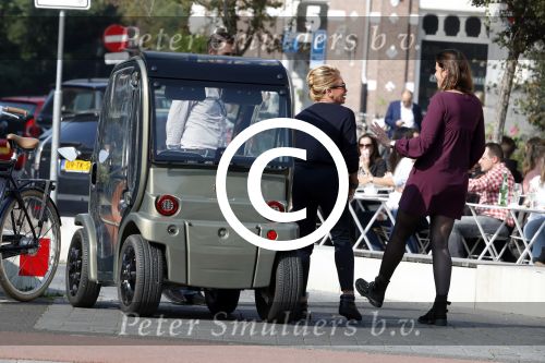 Amsterdam 27 september 2017 
Connie Witteman laat aan mensen haar gepimpte Biro wagentje zien