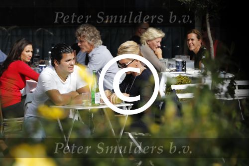Amsterdam 27 september 2017   
Connie Witteman met zoon Marvin Breukhoven op terras