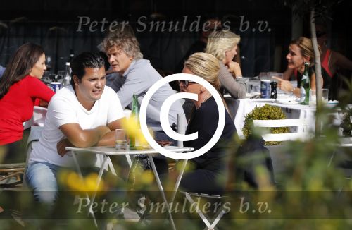 Amsterdam 27 september 2017   
Connie Witteman met zoon Marvin Breukhoven op terras