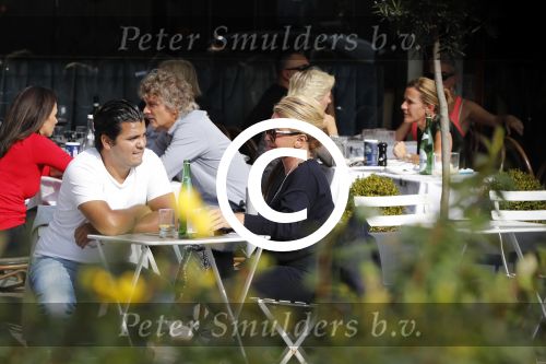 Amsterdam 27 september 2017   
Connie Witteman met zoon Marvin Breukhoven op terras