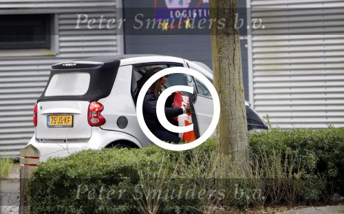 Amsterdam 22 september 2017 
Edgar Davids stapt uit auto van een (zijn) vriendin.