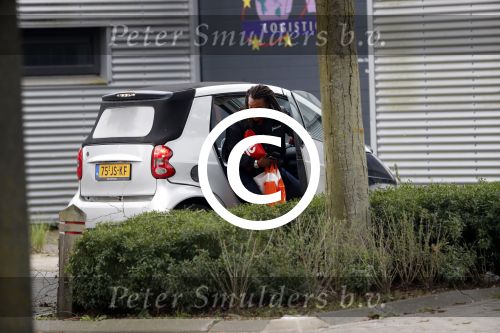 Amsterdam 22 september 2017 
Edgar Davids stapt uit auto van een (zijn) vriendin.