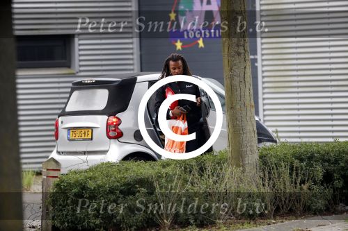 Amsterdam 22 september 2017 
Edgar Davids stapt uit auto van een (zijn) vriendin.
