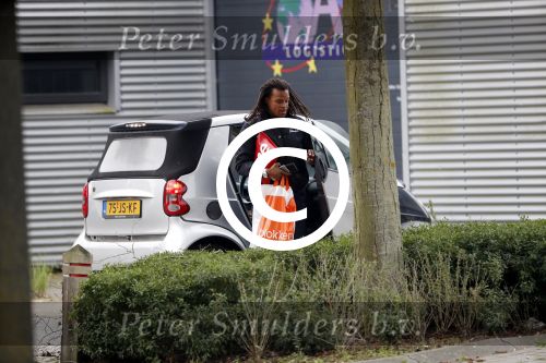 Amsterdam 22 september 2017 
Edgar Davids stapt uit auto van een (zijn) vriendin.