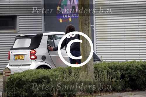 Amsterdam 22 september 2017 
Edgar Davids stapt uit auto van een (zijn) vriendin.