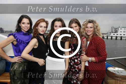 Amsterdam 28 september 2017
Castpresentaie van de Spa ( net 5 serie). De cast bestaat uit Annette Barlo Mattijn Hartemink Eva Marie v d Waal Rein v DuivenbodenDavy Eduard King Juvat Westendorp Beau Schneider Lara Leijs Nzinga Sordam en Eva Bartels.